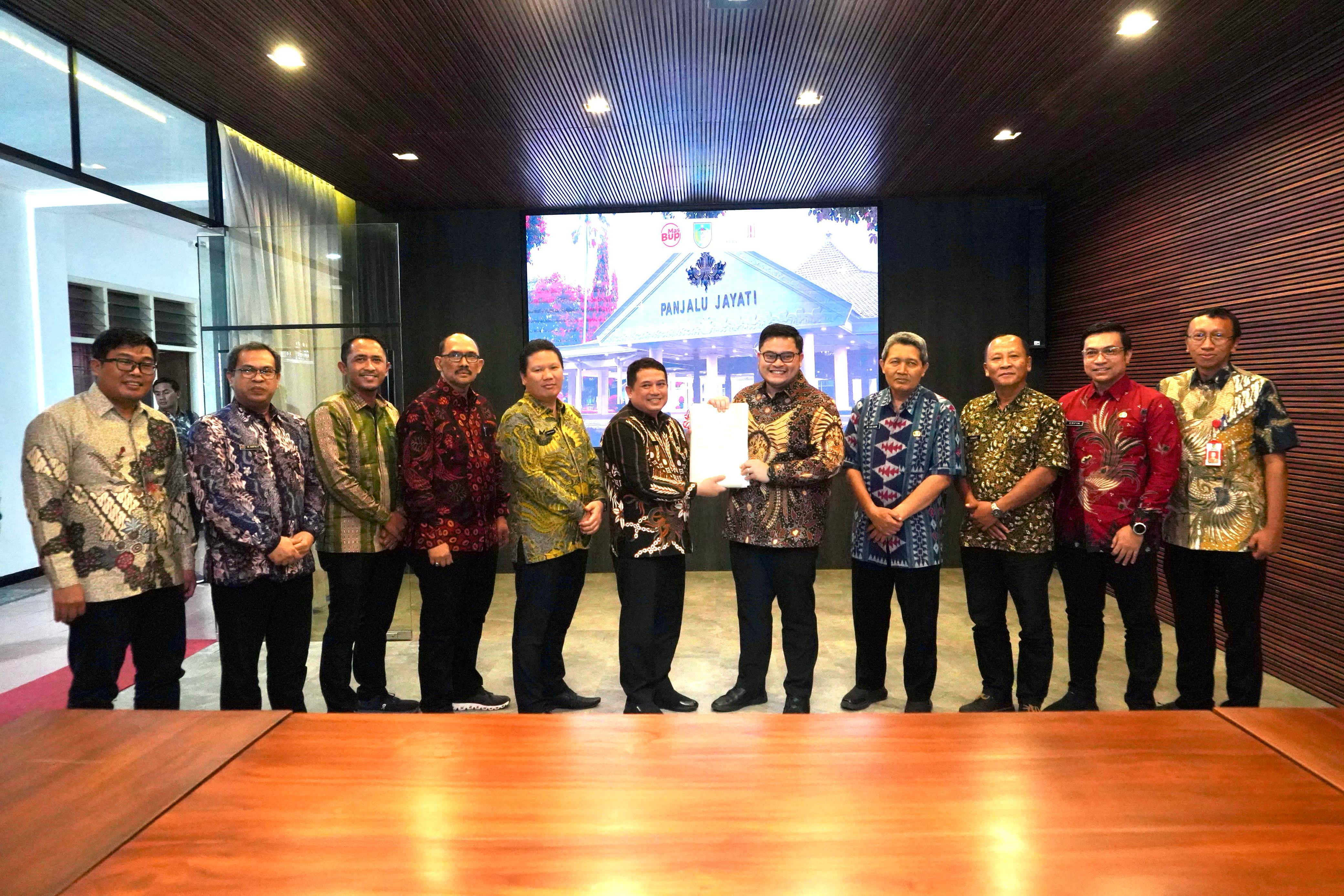 Bupati Kediri Hanindhito Himawan Pramana (5 dari kanan) bersama sejumlah pejabat Pemkab Kediri menegaskan komitmennya untuk mendukung percepatan sertifikasi tanah wakaf.