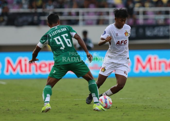 M. Supriadi saat berhadapan dengan PSS Sleman.