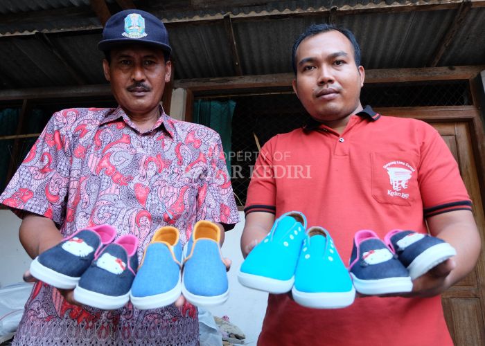 Usaha pembuatan sepatu milik Nuruddin asli Desa Dayu, Purwoasri, Kediri.