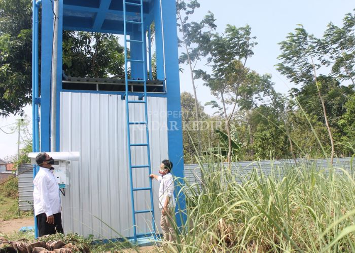 Keberadaan tower pump untuk mendukung perairan tanaman alpukat dan jambu.