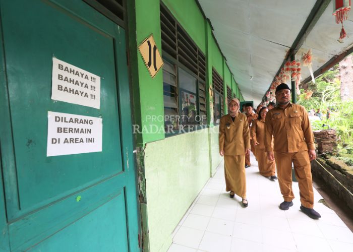 Wali Kota Kediri Vinanda Prameswati bersama Kadisdik M. Anang Kurniawan (kanan) mengecek kondisi SDN Setonopande yang rusak berat dan enam ruang kelasnya harus dikosongkan.