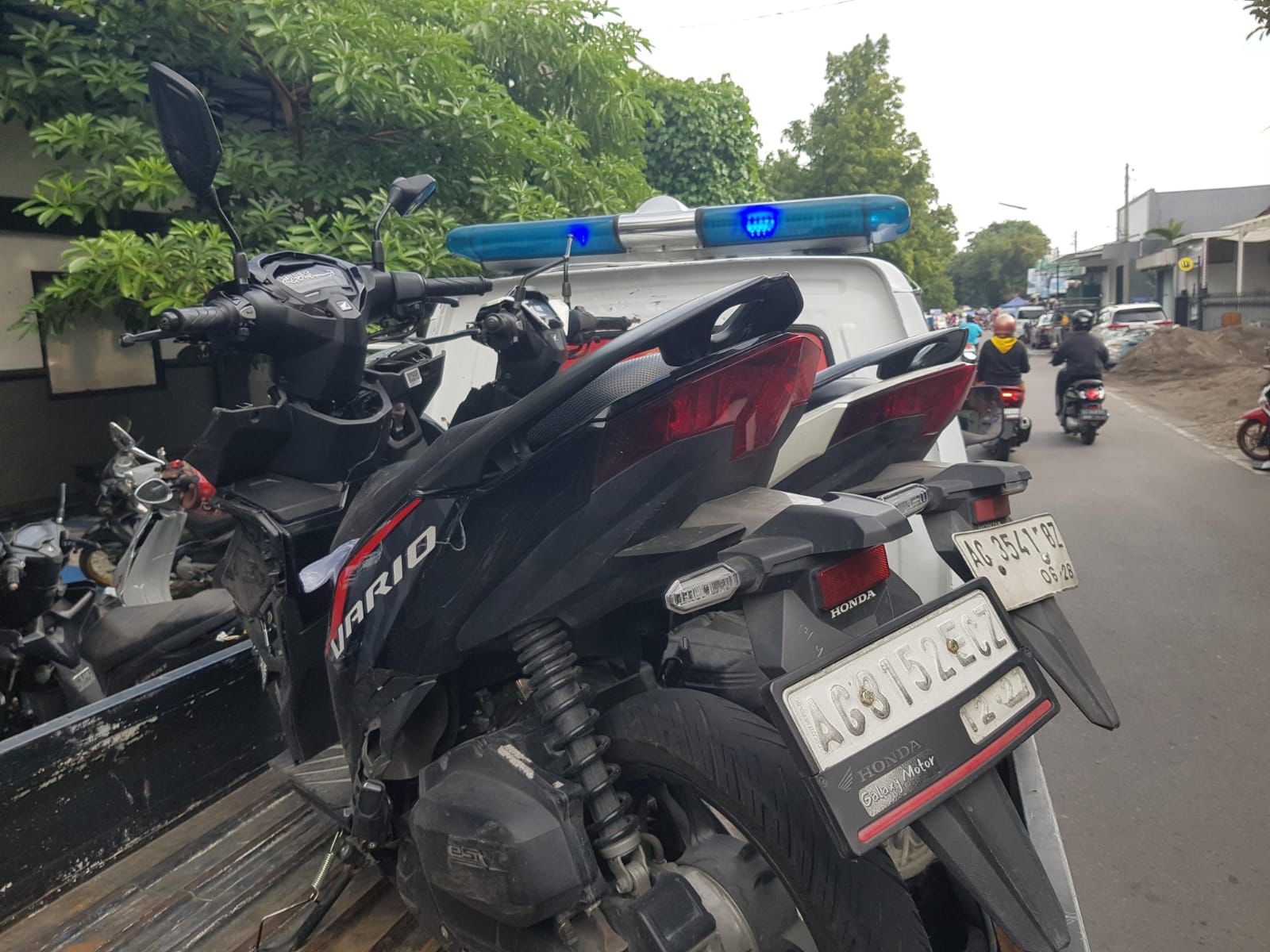 BARANG BUKTI: Dua motor Honda Vario diangkut Satlantas Polres Kediri.