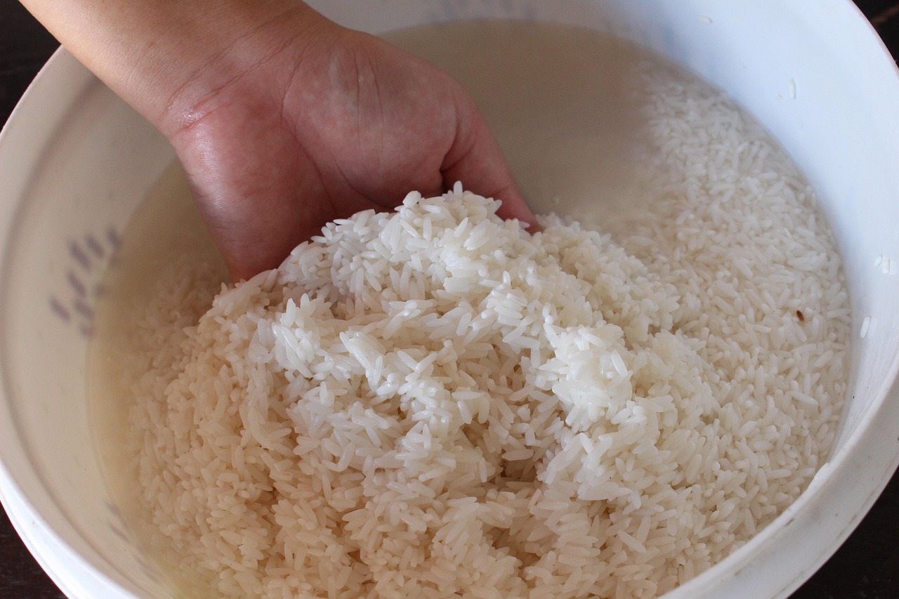 Air cucian beras sering dimanfatkan untuk masker alami.