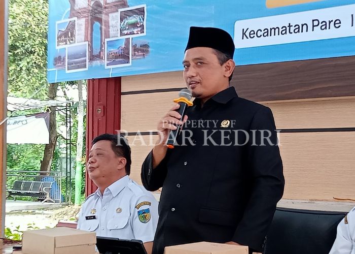 PEDULI PENDIDIKAN: Sulistyo Budi, anggota DPRD Kabupaten Kediri mendukung larangan wisuda tingkat SD-SMP karena dianggap memberatkan.