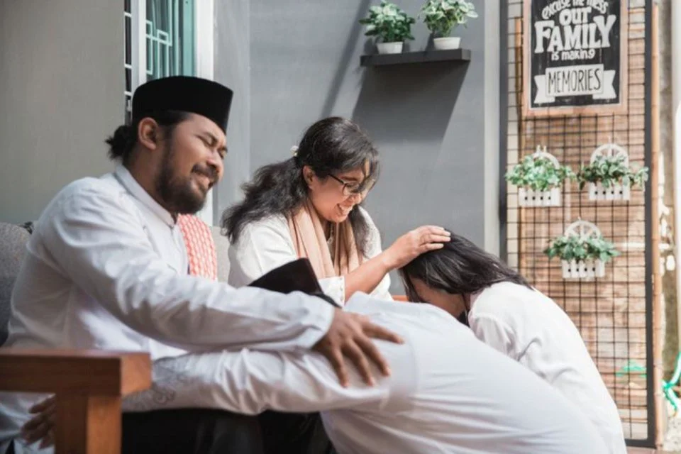 Ilustrasi Sungkem atau Meminta Maaf Kepada Orang Tua (Istock.com)