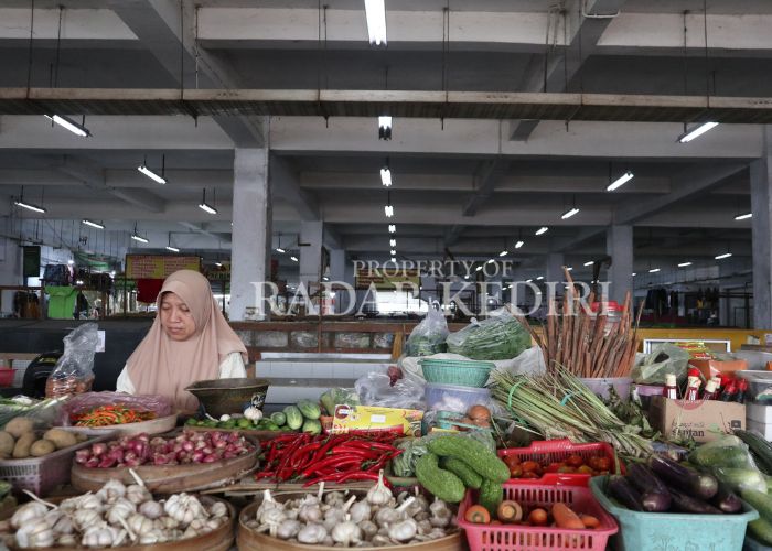 TAK TERKENDALI: Pedagang sayur di Pasar Setonobetek menunggu pembeli.