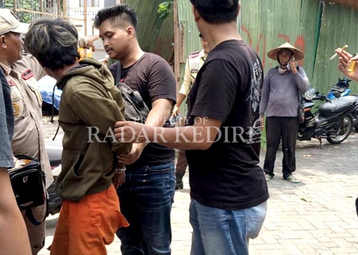 Tim Buser meringkus PY, 21, penyebar video mesum di tempat kerjanya di Surabaya. Dia nekat mengunggah video mesumnya di Instagram karena sakit hati dengan pacarnya.