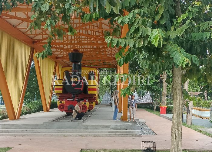 SANTAI: Pengunjung ramai menikmati Taman SLG sebelum berbuka.