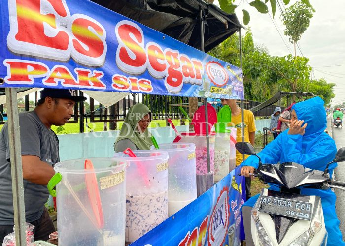 PENJUAL MUSIMAN: Warga berburu es segar Pak Sis yang membuka lapak di sekitar Bandara Dhoho Kediri untuk menu berbuka puasa.