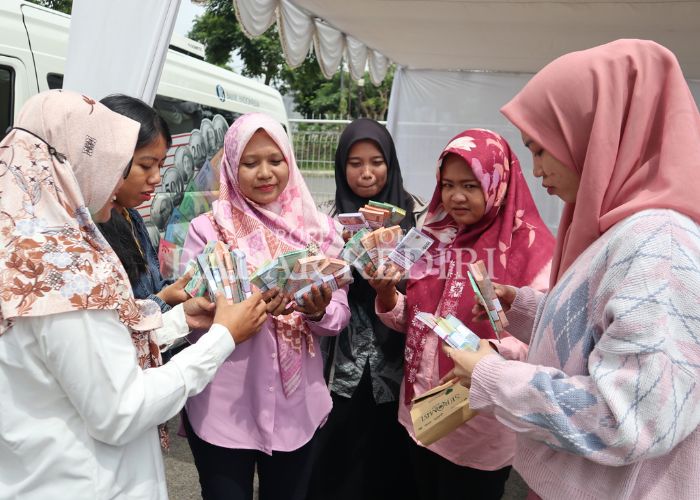 HORE UANG BARU: Masyarakat menghitung kembali uang yang baru saja ditukar dari BI Kediri.