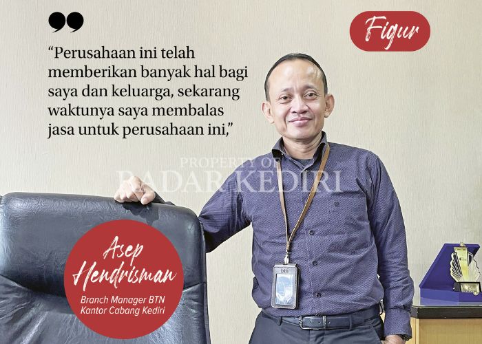 LOYALITAS TINGGI: Sosok Asep Hendrisman saat di kantornya BTN Kantor Cabang Kediri.