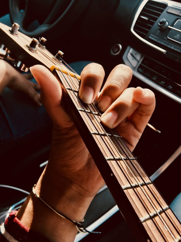 Gitar yang cocok dibawa dalam perjalanan.