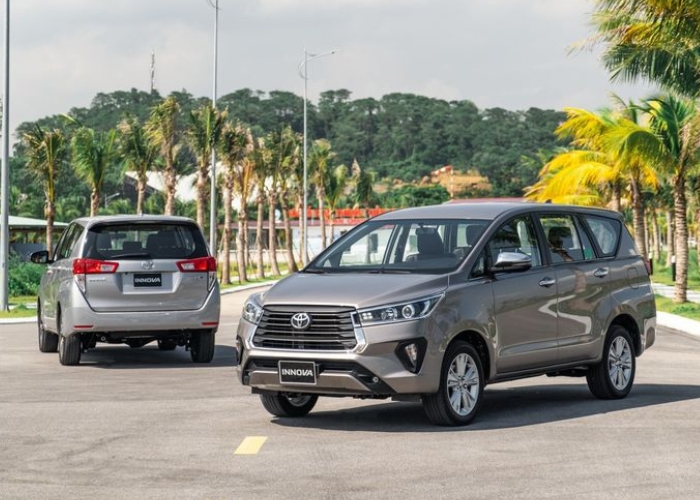 Perbedaan Toyota Innova Reborn dan Venturer