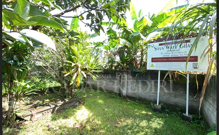 Kondisi situs Watu Gilang di Desa Jambean, Kras yang berlumut tidak banyak diketahui oleh warga sekitar.