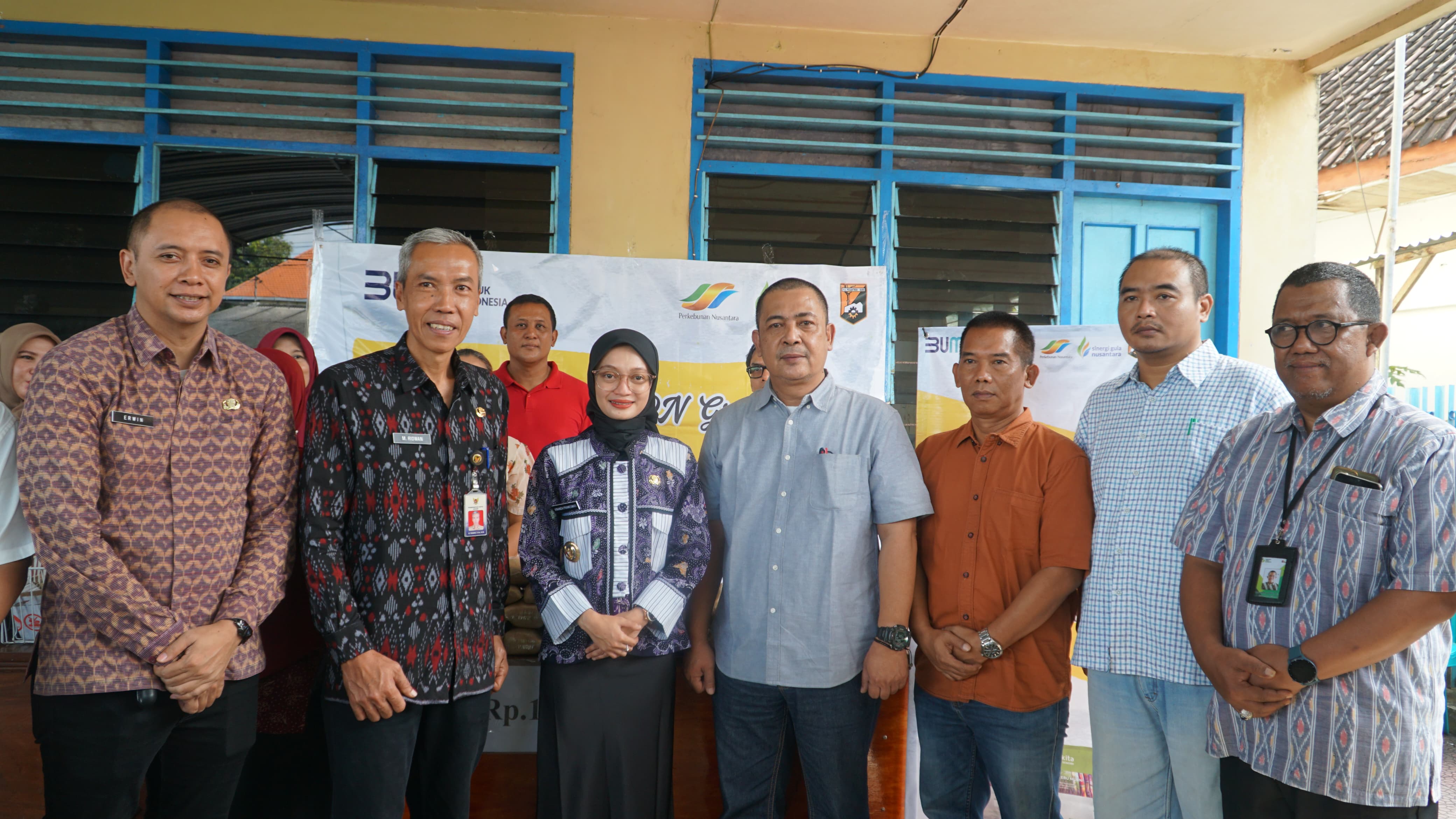 Jajaran PG Pesantren Baru berfoto bersama Wali Kota Kediri Vinanda saat pelaksanaan gerakan pangan murah.