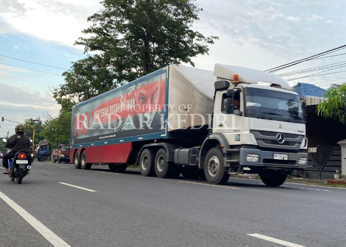 KENA PEMBATASAN: Trus sumbu tiga melintas di Jalan Desa Gampeng, Kecematan Gampengrejo.