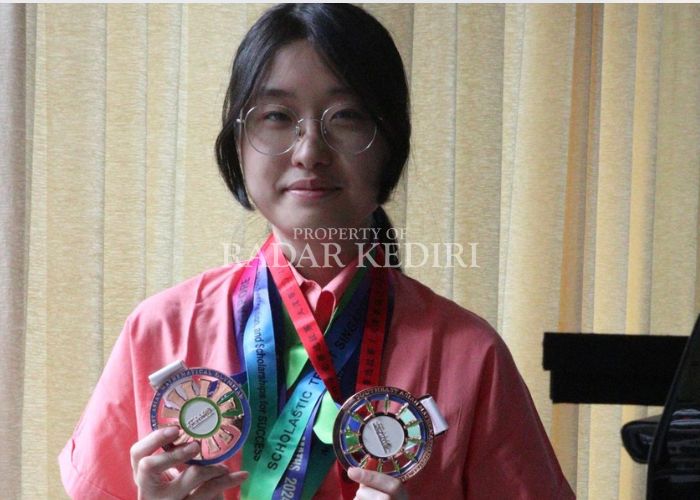 BERPRESTASI: Jocelyn menenteng medali yang dia raih dari kemahirannya mengerjakan matematika.