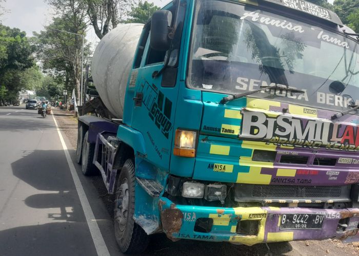 BARANG BUKTI: Truk melon parkir di tepi jalan usai menabrak motor Honda Scoopy.