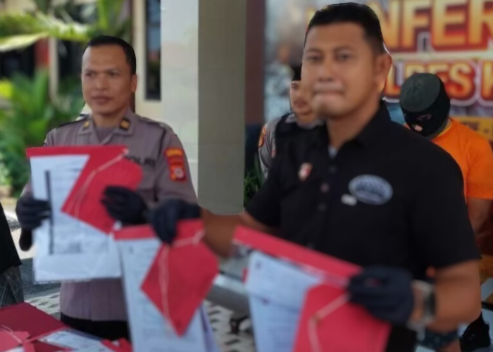 Polisi menunjukkan barang bukti penipuan franchise.