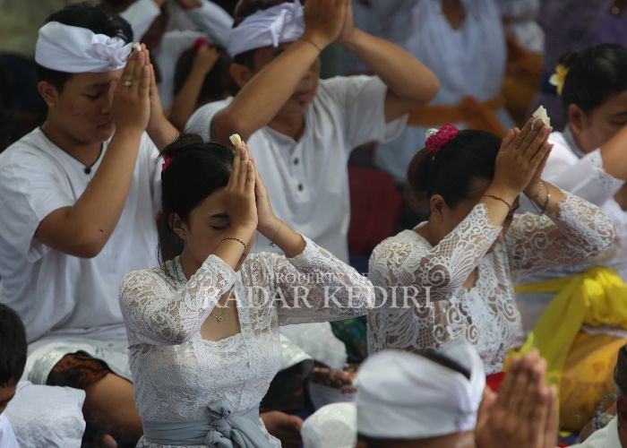 KHUSYUK: Umat Hindu di Kota Kediri menggelar upacara Melasti.