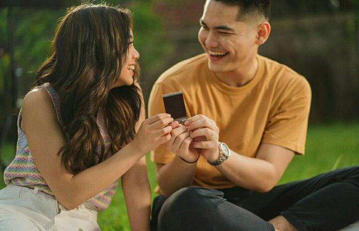 Ilustrasi pasangan yang kasmaran.