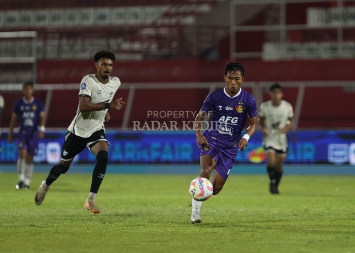 Striker Persik Kediri M. Khanafi saat bersua PSM Makassar.