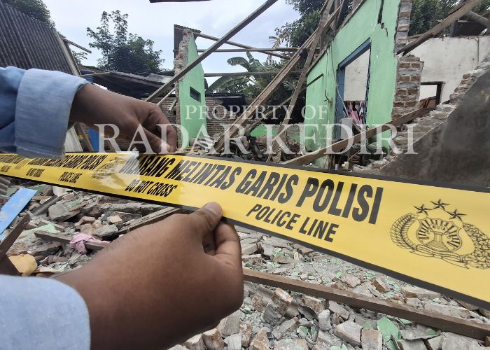 RATA DENGAN TANAH: Rumah milik Anton setelah terjadi ledakan mercon.