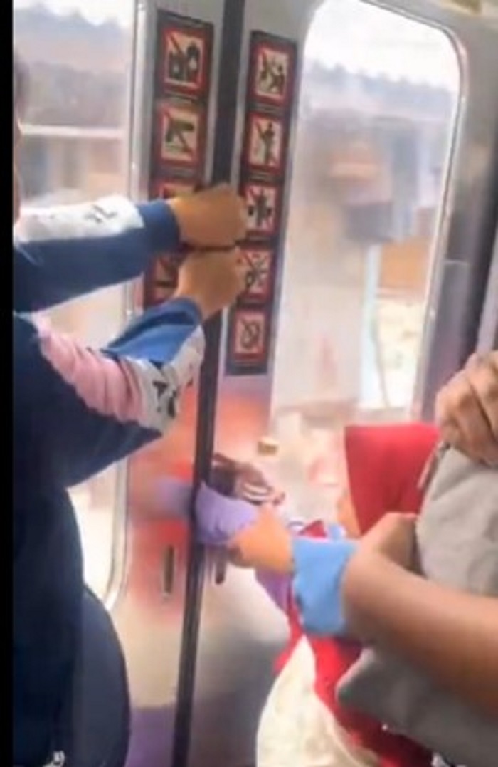 Seorang Anak Penumpang KRL Tangannya Terjepit di Pintu Kereta Stasiun Duri, Jakarta Barat.