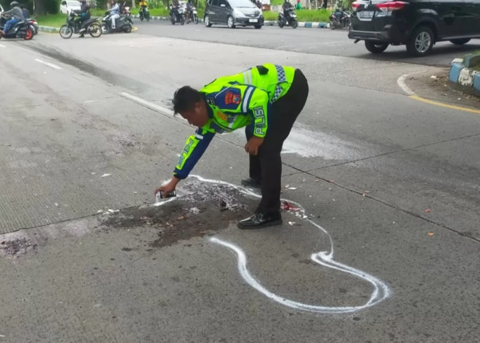 Polisi melalukan olah tempat kejadia perkara (TKP) kecelakaan di  Jalan Juanda &ndash; Aloha Sidoarjo.