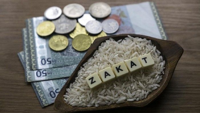 Ilustrasi pembayaran zakat maal.