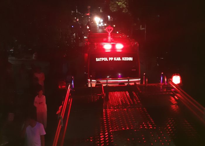 JINAKAN API: Petugas Damkar Pos Pare ketika memadamkan kebakaran di Desa/Kecamatan Papar.