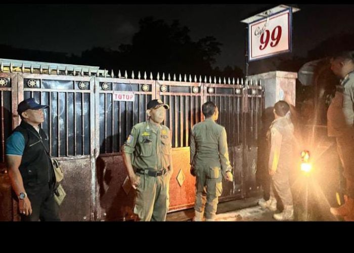 TUTUP: Petugas Satpol PP bersama dengan Dinsos Kabupaten Kediri saat berada di lokasi razia.