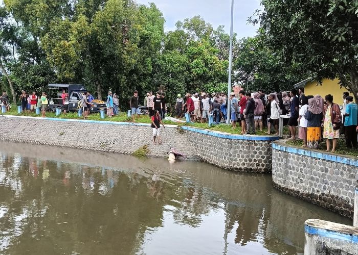 GEMPAR: Warga Desa Mojokerep, Kecamatan Plemahan melihat evakuasi seorang perempuan di sungai irigasi Brantas.