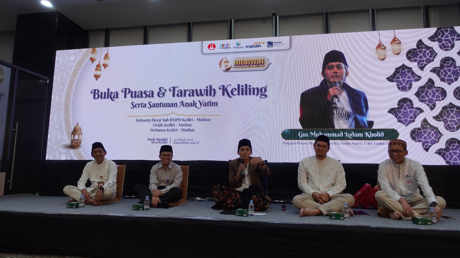 Gus Iqdam memberikan ceramah di depan anggota perbankan Kediri-Madiun (Putri Daniatul Anggraini )