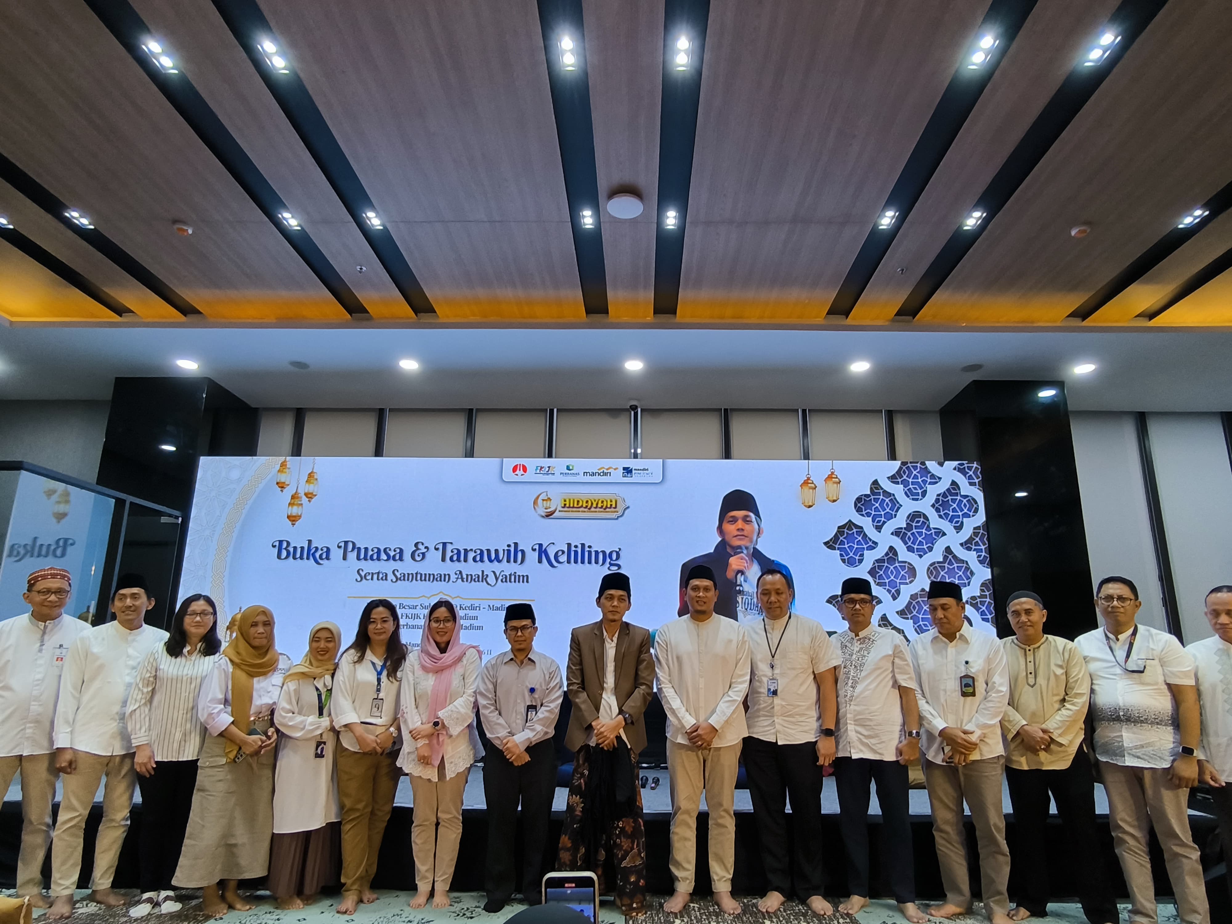 Gus Iqdam bersama pimpinan tiga organisasi perbankan berfoto bersama usai menggelar pembagian takjil dan santunan yayasan (24/3)-Putri Daniatul Anggraini