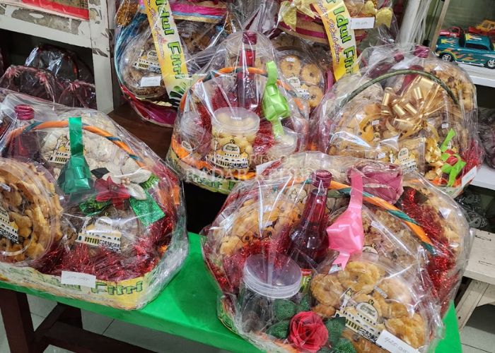 Toko Roti Linn menyediakan parcel dan hampers lebaran.