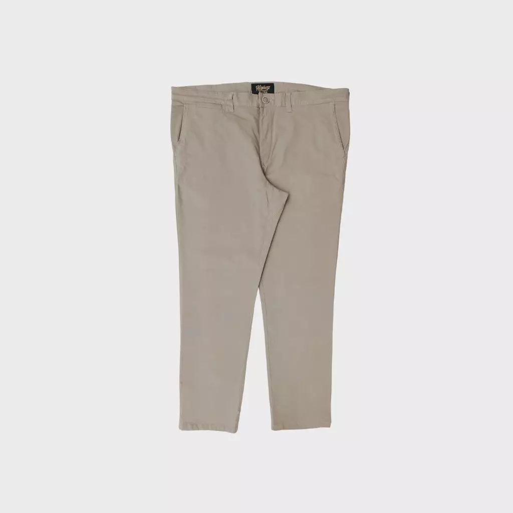 Celana Chinos, Salah Satu Inspirasi Fashion Idul Fitri. Pastikan Memilih Cuting Regular Fit dan Pilih Warna Netral Seperti Krem atau Biru Tua (Zalora Indonesia)
