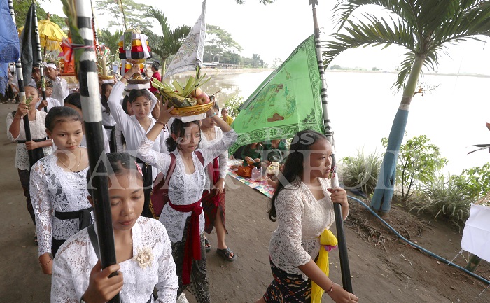 Arak-arakan mat Hindu masuk ke area Waduk Siman usai menempuh perjalanan sekitar satu jam dari Pura Agung Kerta Bhuwana untuk mengikuti rangkaian melasti.