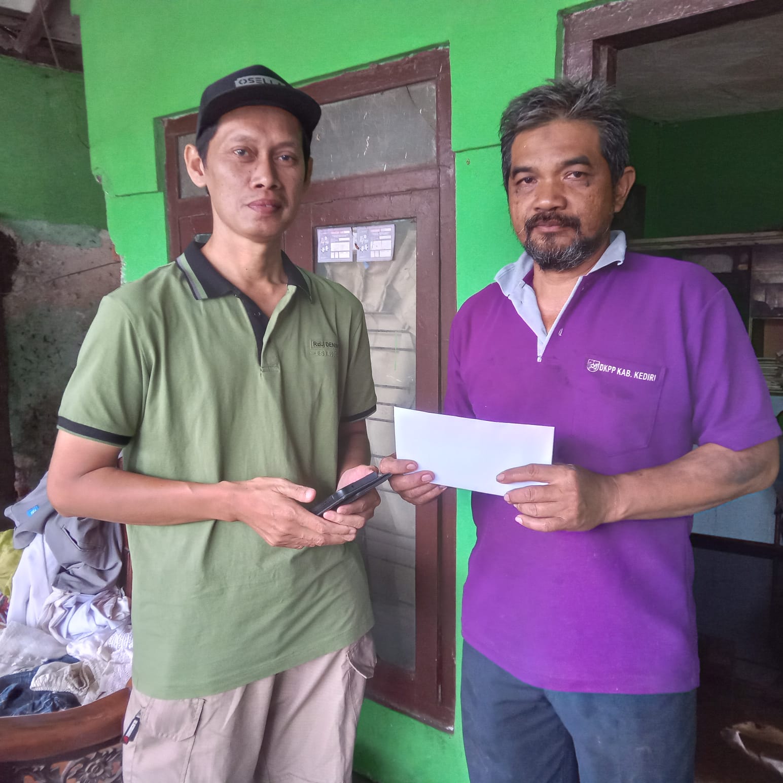 Masde Maghfur memberikan bantuan kepada rumah warga papar Zaki Rahmawan usai kebakaran.