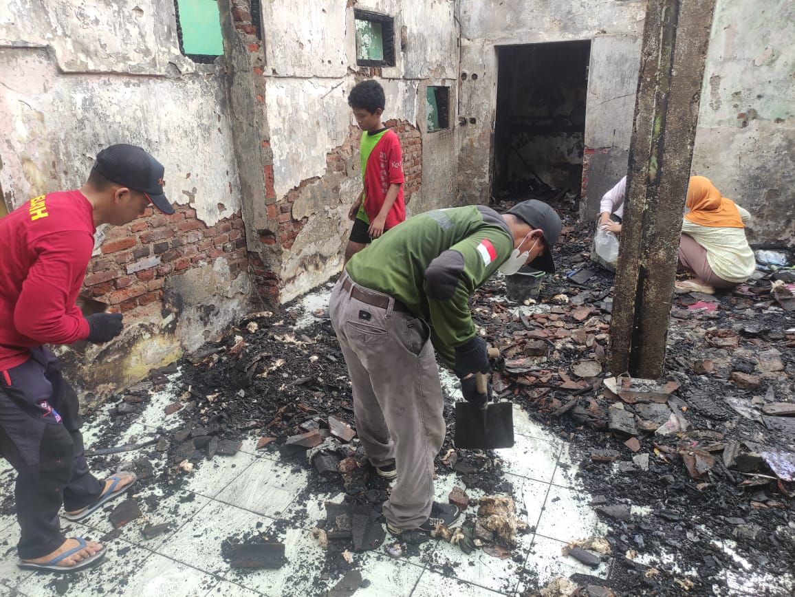 Relawan PKS Kabupaten Kediri turut serta membersihkan puing-puing bangunan pasca kebakaran.