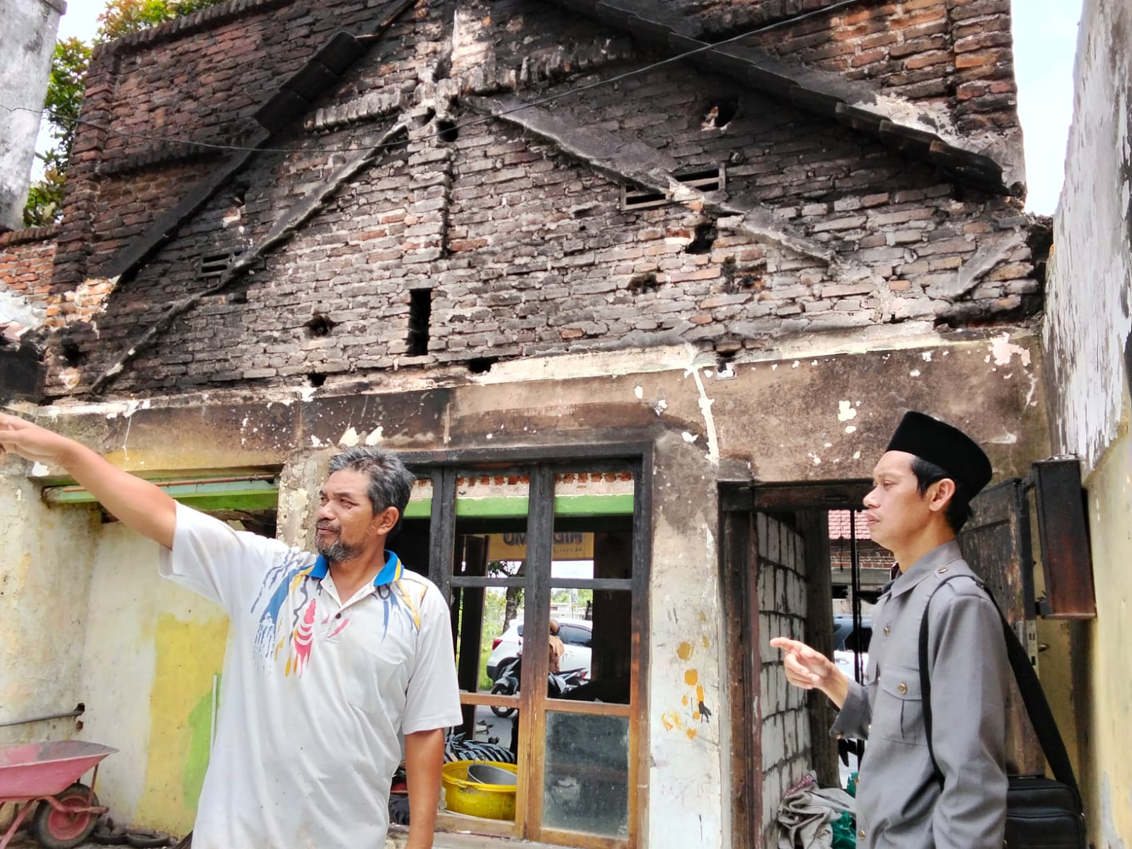 Masde Maghfur meninjau pasca kebakaran rumah warga Papar, Zaki Rahmawan.