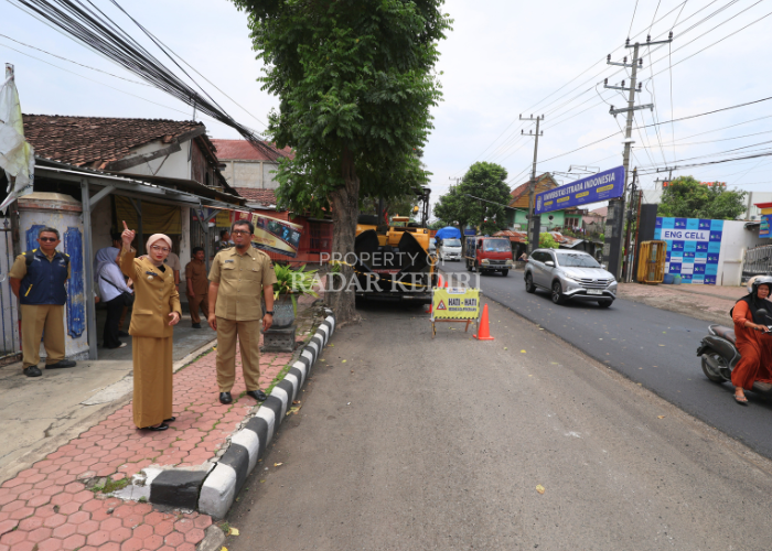 Wali Kota Vinanda saat meninjau proyek pengaspalan di Jalan MT Haryono kemarin.