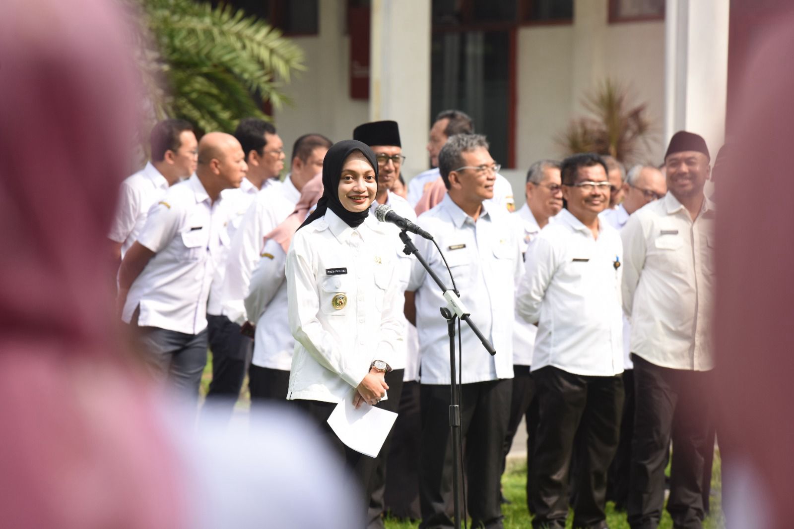 Wali Kota Kediri Vinanda Prameswati didampingi Kepala BKPSDM Un Achmad Nurdin (2 dari kanan) dan Wawali Qowimuddin (kanan) menyerahkan SK kenaikan pangkat secara simbolis kepada PNS di Balai Kota.