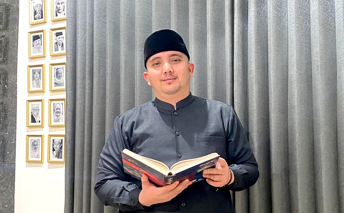 Nama lengkapnya Ahmad Kafabihi. Putra kiai kharismatik yang juga pengasuh Ponpes Lirboyo, KH Kafabihi Mahrus.
