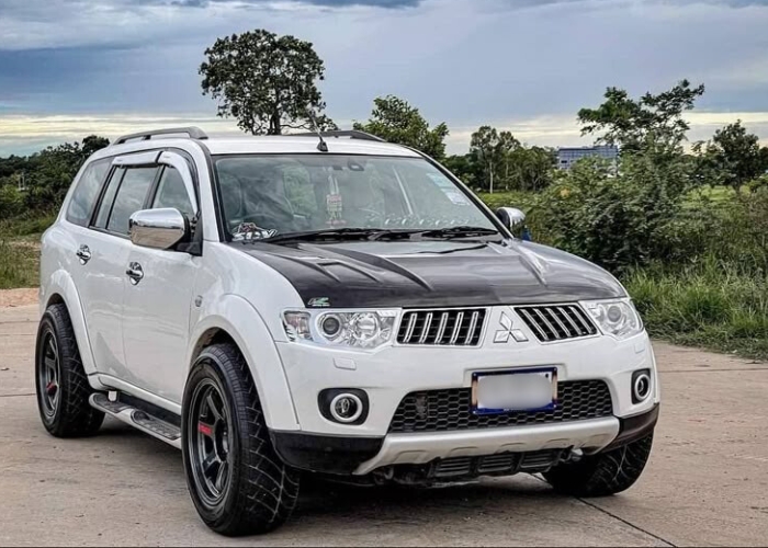 Mobil Mitsubishi Pajero V6 Bensin.