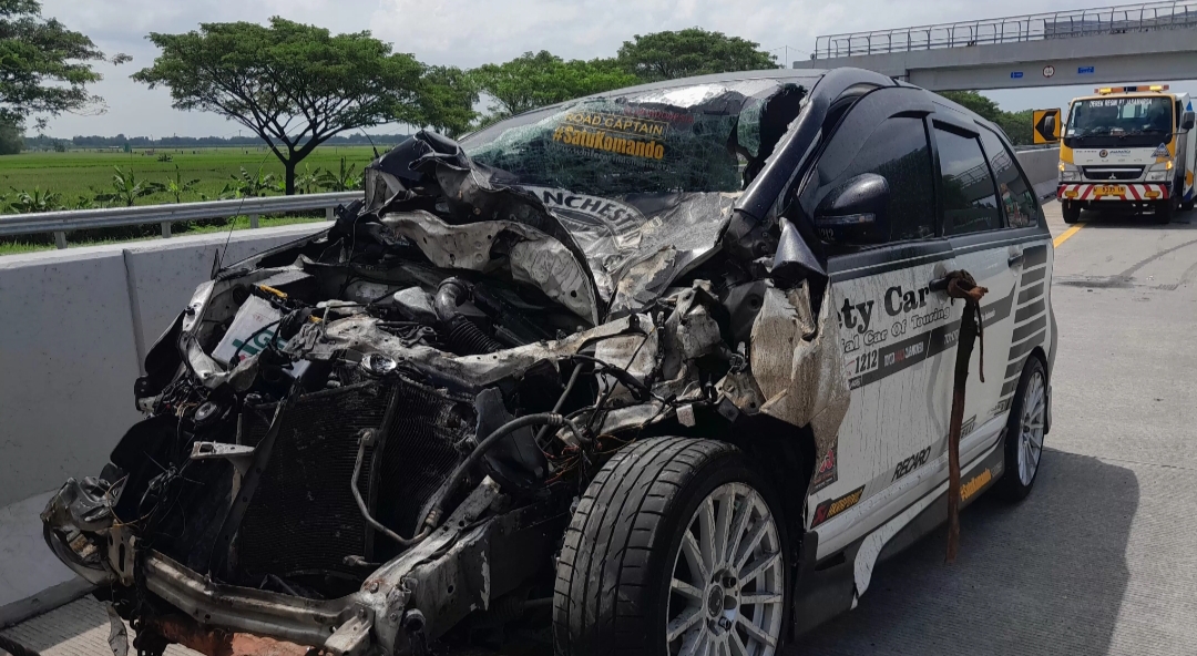 Mobil Toyota Fortuner yang ringsek setelah mengalami kecelakaan di Tol Ngawi-Kertosono.
