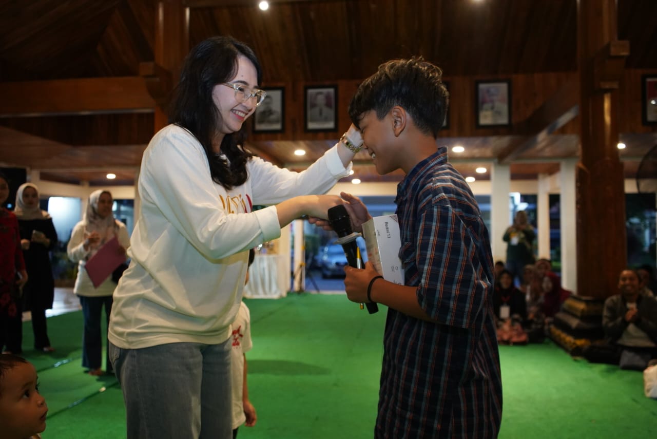 Ketua Tim Penggerak Pemberdayaan Kesejahteraan Keluarga (TP-PKK) Kabupaten Kediri Eriani Annisa Hanindhito memberikan santunan berupa fasilitas belanja pakaian Lebaran kepada 200 anak yatim.