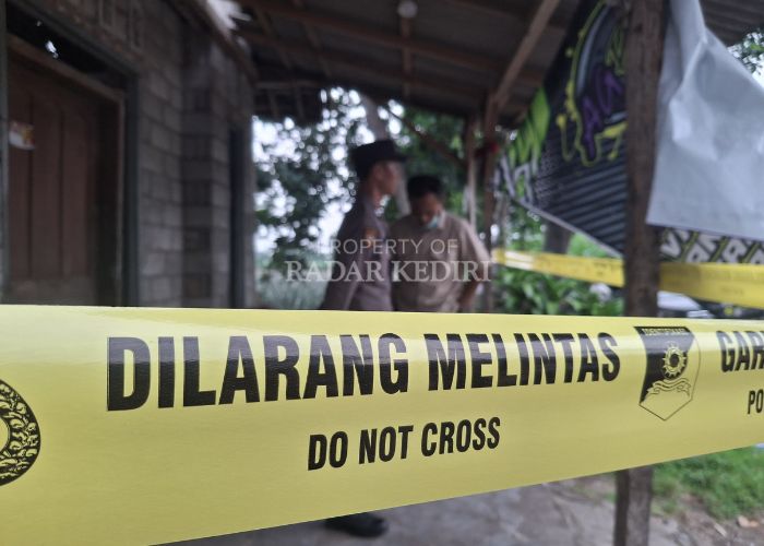 Polisi mengamankan TKP ledakan petasan di Desa Manggis, Ngancar, Kediri.