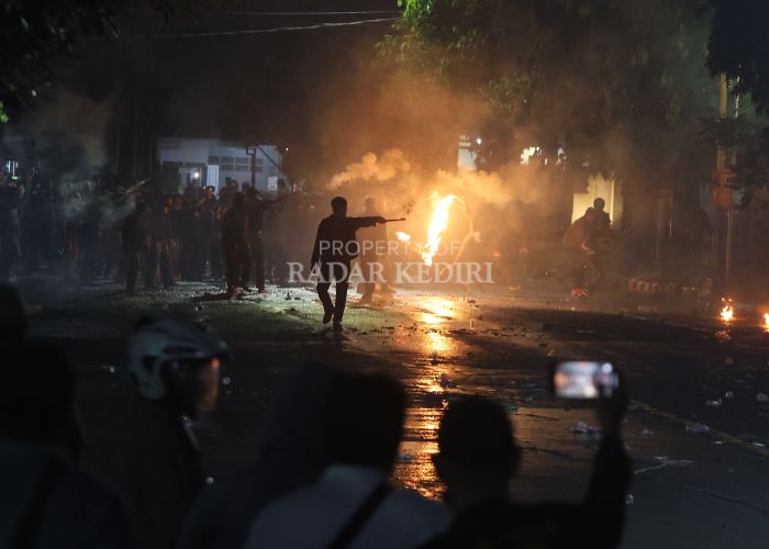 Sejumlah demonstran melemparkan bom molotov ke segala arah dalam aksi demo penolakan RUU TNI yang berlangsung hingga tadi malam.