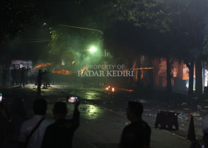 Suasana demonstrasi RUU TNI di depan Gedung DPRD Kota Kediri.